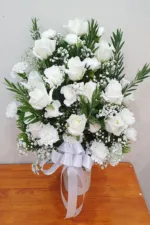 แจกันดอกไม้สดสีขาว