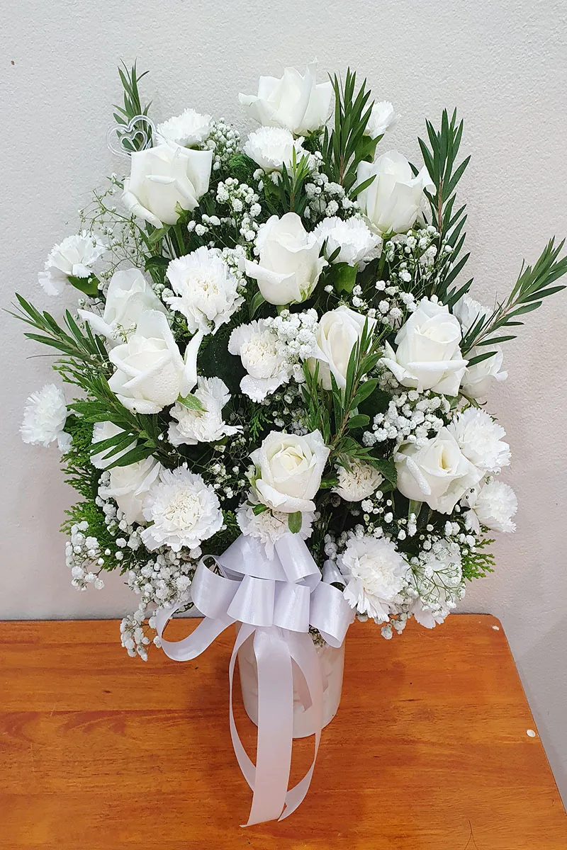 แจกันดอกไม้สดสีขาว แจกันดอกไม้สดสีขาว