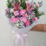 ช่อดอกไม้สีชมพูดอกคาเนชั่น