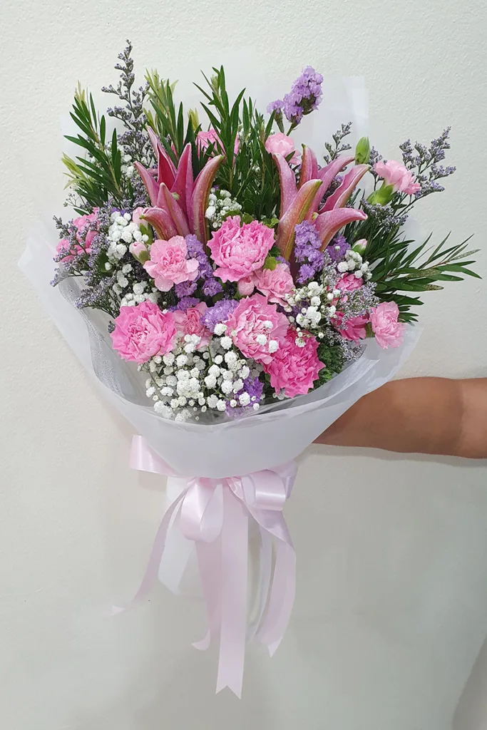 ช่อดอกไม้สีชมพูดอกคาเนชั่น