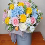 แจกันดอกไม้ประดิษฐ์สีสด