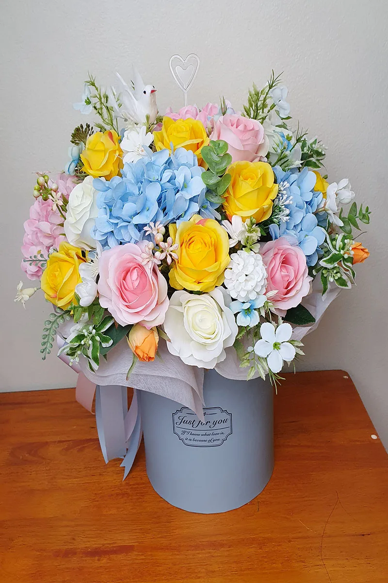 แจกันดอกไม้ประดิษฐ์สีสด