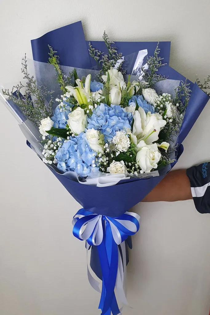 ช่อดอกไม้สดสีฟ้าขาว
