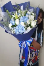 ช่อดอกไม้สดสีฟ้าขาว