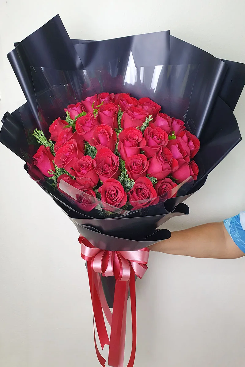ช่อดอกกุหลาบแดงห่อดำ ช่อดอกกุหลาบแดง30ดอก