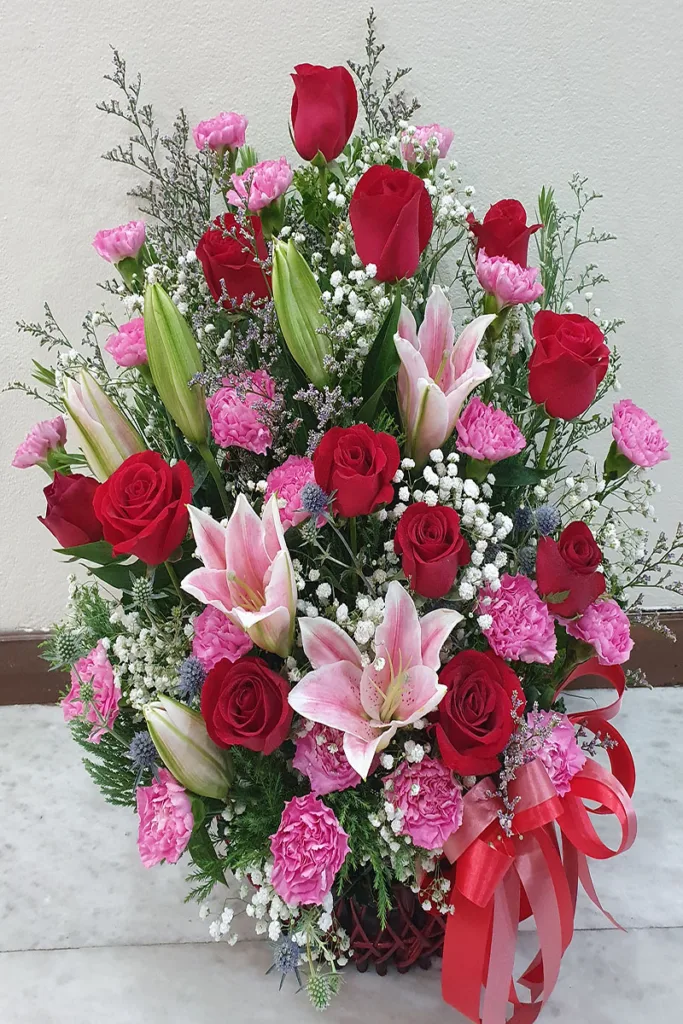 กระเช้าดอกไม้สดสีแดง