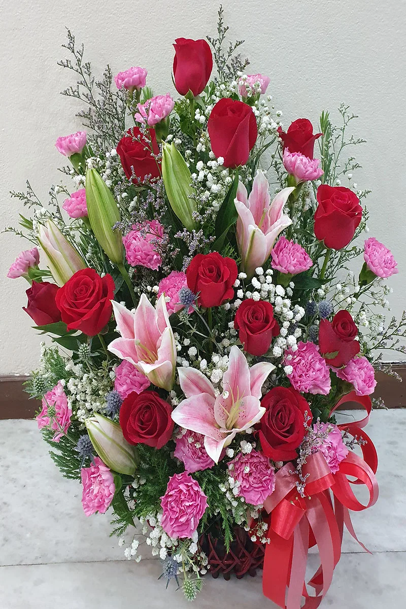 กระเช้าดอกไม้สดสีแดง กระเช้าดอกไม้สดสีแดง