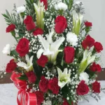 กระเช้าดอกไม้สีแดง ดอกกุหลาบ