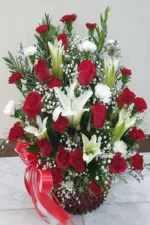 กระเช้าดอกไม้สีแดง ดอกกุหลาบ