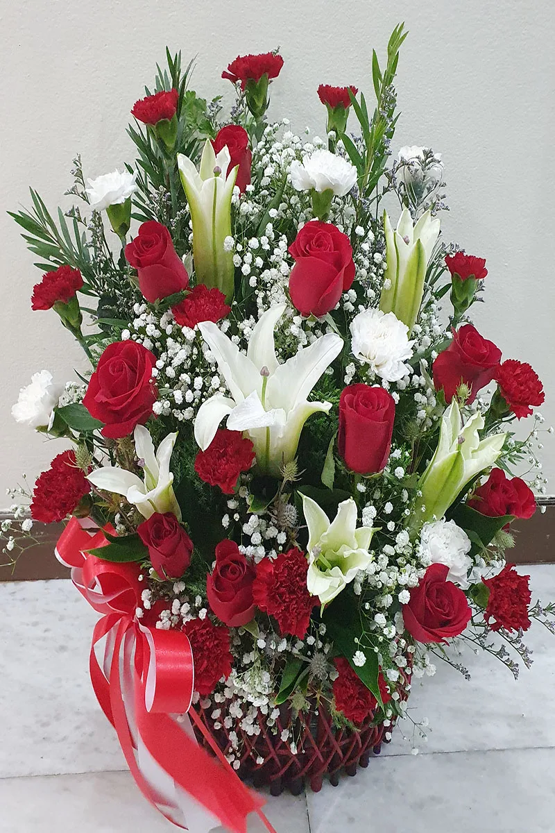 กระเช้าดอกไม้สีแดง ดอกกุหลาบ