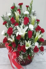 กระเช้าดอกไม้สีแดง