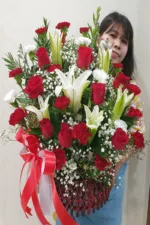 กระเช้าดอกไม้สดแดง