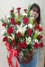 กระเช้าดอกไม้สีแดง