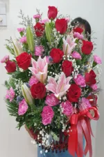 กระเช้าดอกไม้สดสีแดง