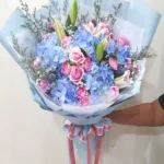 ช่อดอกไม้สดสีชมพูฟ้า