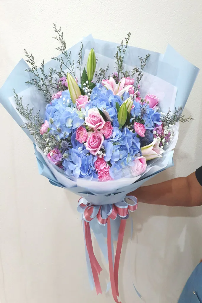 ช่อดอกไม้สดสีชมพูฟ้า