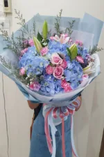 ช่อดอกไม้สดสีฟ้าชมพู