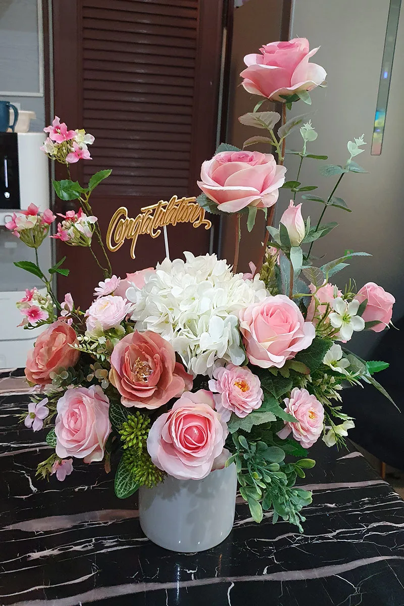 แจกันดอกไม้ประดิษฐ์สีชมพู