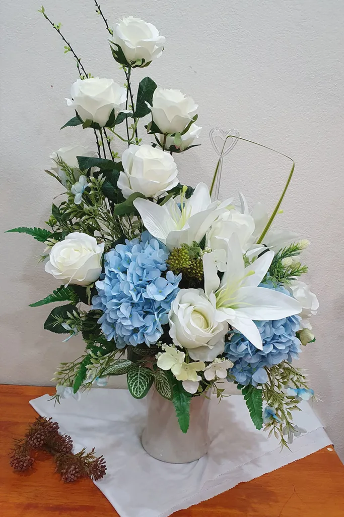 แจกันดอกไม้ประดิษฐ์สีฟ้าขาว