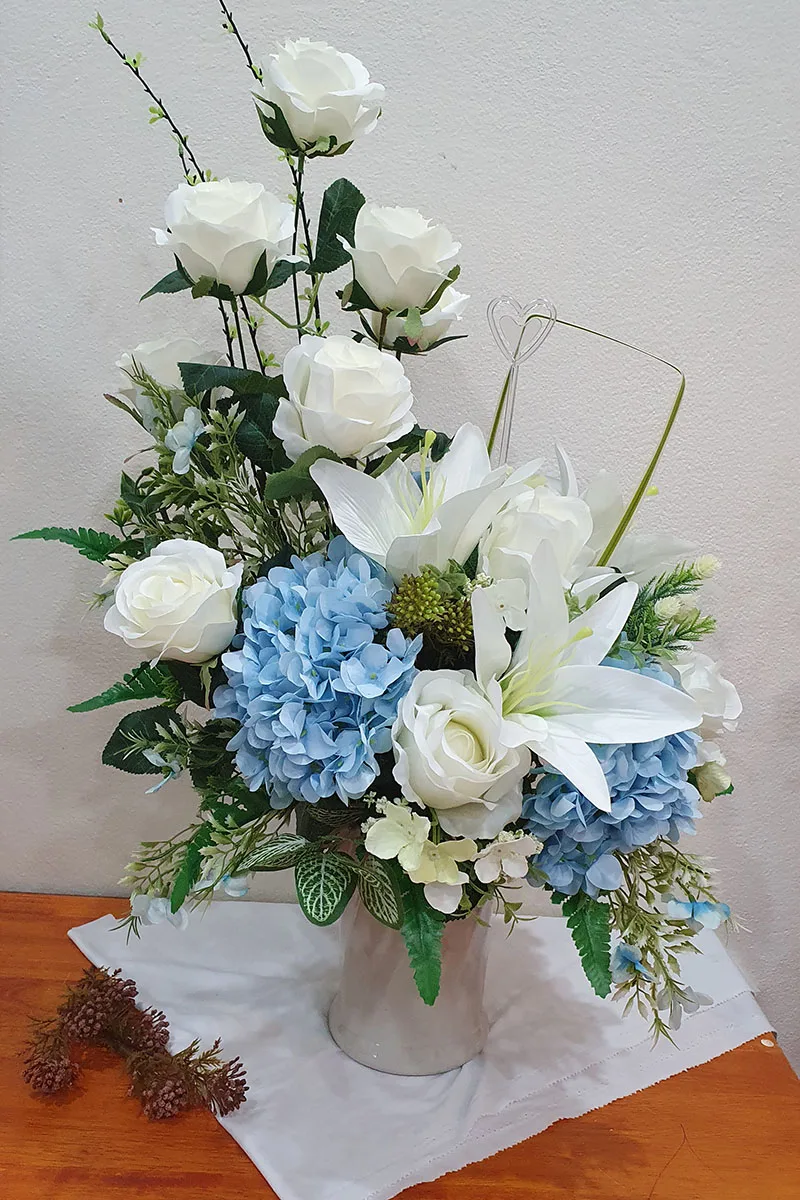 แจกันดอกไม้ประดิษฐ์ฟ้าขาวทรงสูง แจกันดอกไม้ประดิษฐ์สีฟ้าขาว