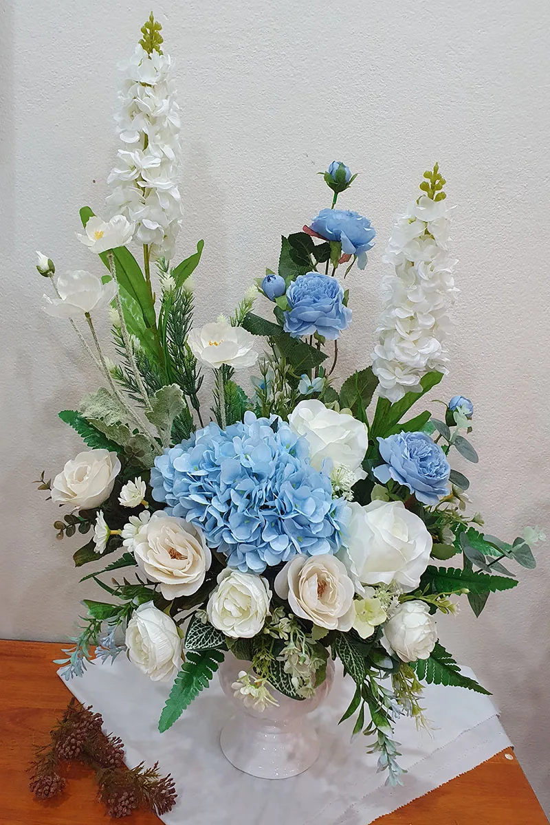 แจกันดอกไม้ประดิษฐ์ฟ้าขาว แจกันดอกไม้ประดิษฐ์สีฟ้าขาว