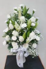 แจกันดอกไม้สดสีขาว