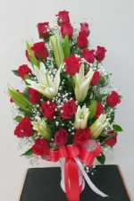 แจกันดอกไม้สดสีแดง