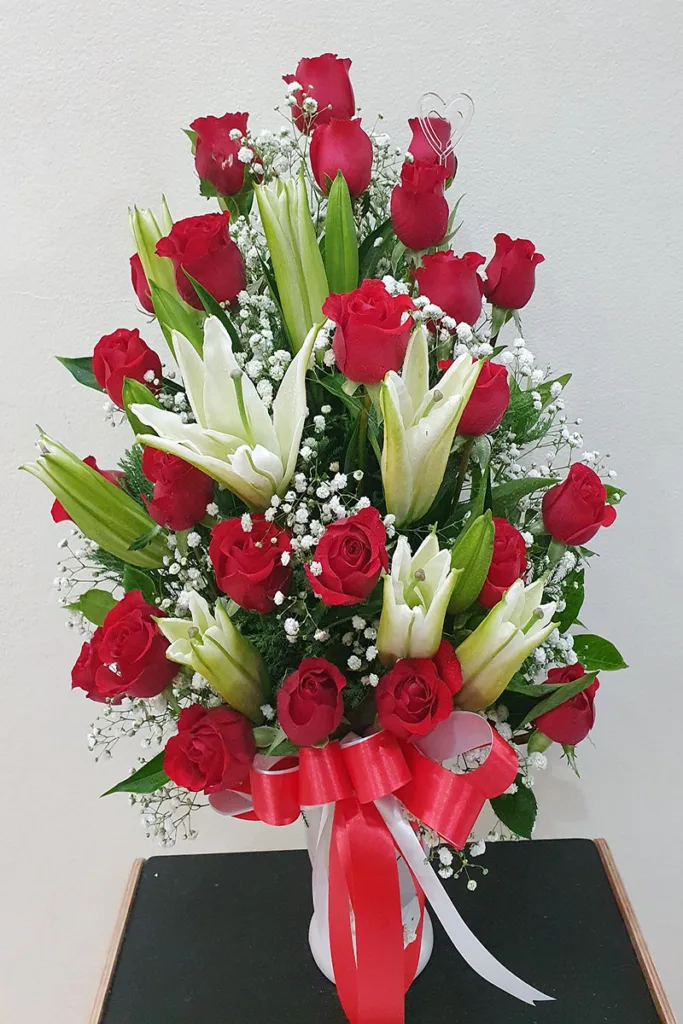 แจกันดอกไม้สดสีแดง