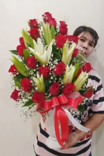 แจกันดอกไม้สดสีแดง