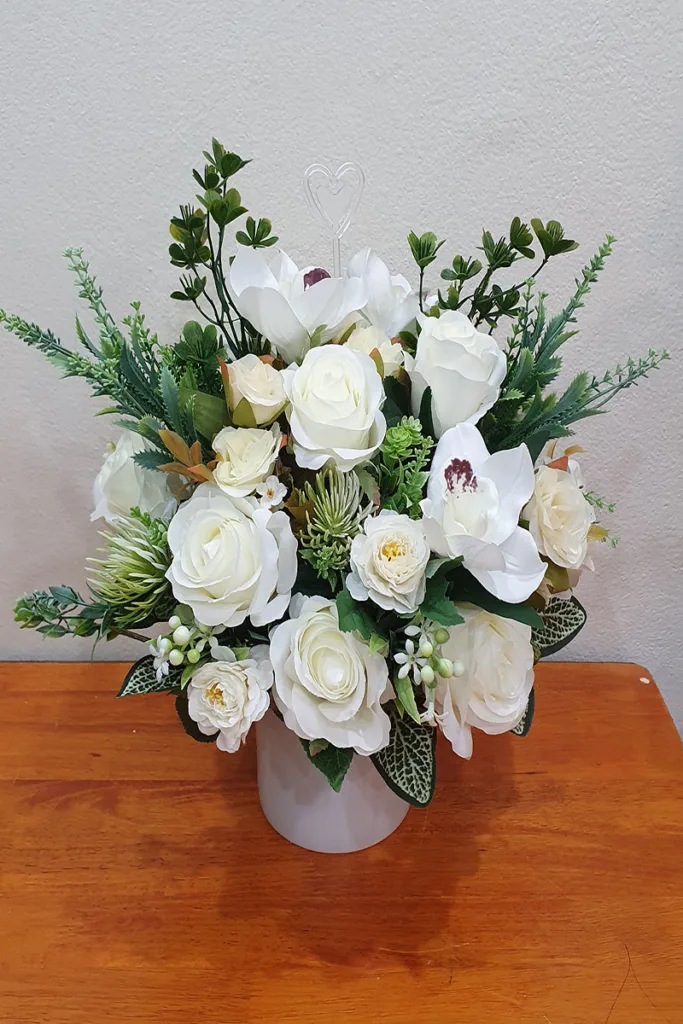 แจกันดอกไม้ประดิษฐ์ตั้งโต๊ะ