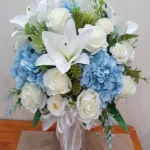 แจกันดอกไม้ประดิษฐ์สีฟ้าขาว
