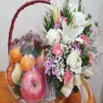 กระเช้าผลไม้ดอกไม้สด