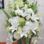 แจกันดอกไม้ประดิษฐ์สีขาวเขียว