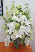 แจกันดอกไม้ประดิษฐ์สีขาวเขียว