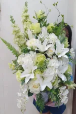 แจกันดอกไม้ประดิษฐ์ขาวเขียว