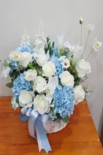 กระเช้าดอกไม้ประดิษฐ์สีฟ้าขาว