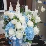 กระเช้าดอกไม้ประดิษฐ์สีฟ้าขาว