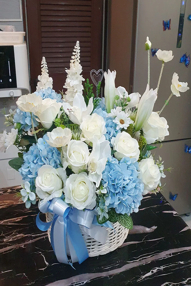 กระเช้าดอกไม้ประดิษฐ์สีฟ้าขาว