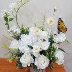 แจกันดอกไม้ประดิษฐ์สีขาว