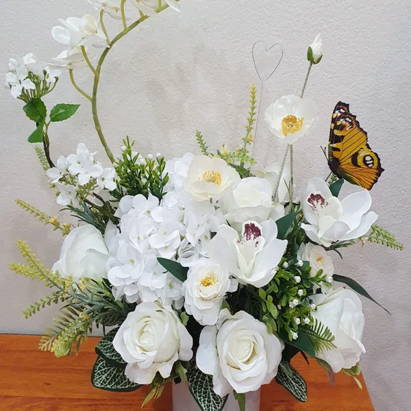 แจกันดอกไม้ประดิษฐ์สีขาว