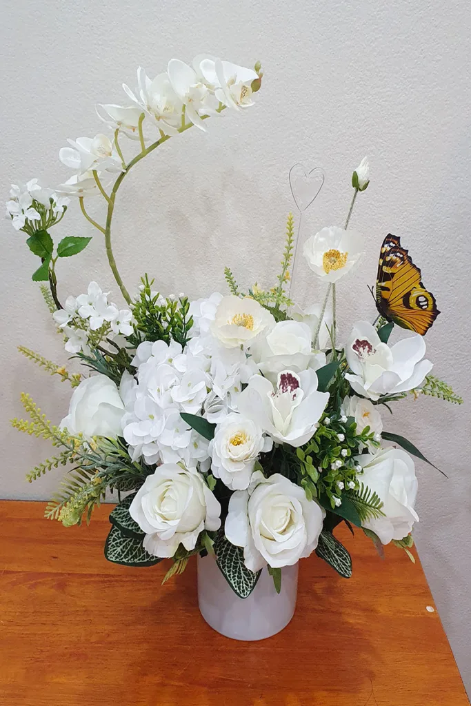 แจกันดอกไม้ประดิษฐ์สีขาว