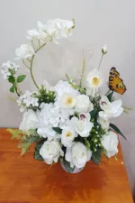 แจกันดอกไม้ประดิษฐ์สีขาว