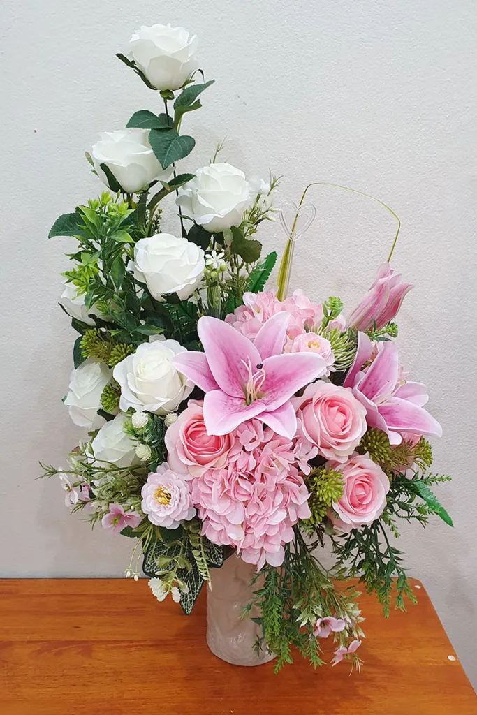 แจกันดอกไม้ประดิษฐ์สีชมพู