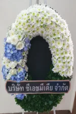 พวงหรีดดอกไม้สดสีฟ้าขาว-W1002 - Image 2