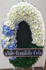 พวงหรีดดอกไม้สดสีฟ้าขาว-W1002 - Image 3