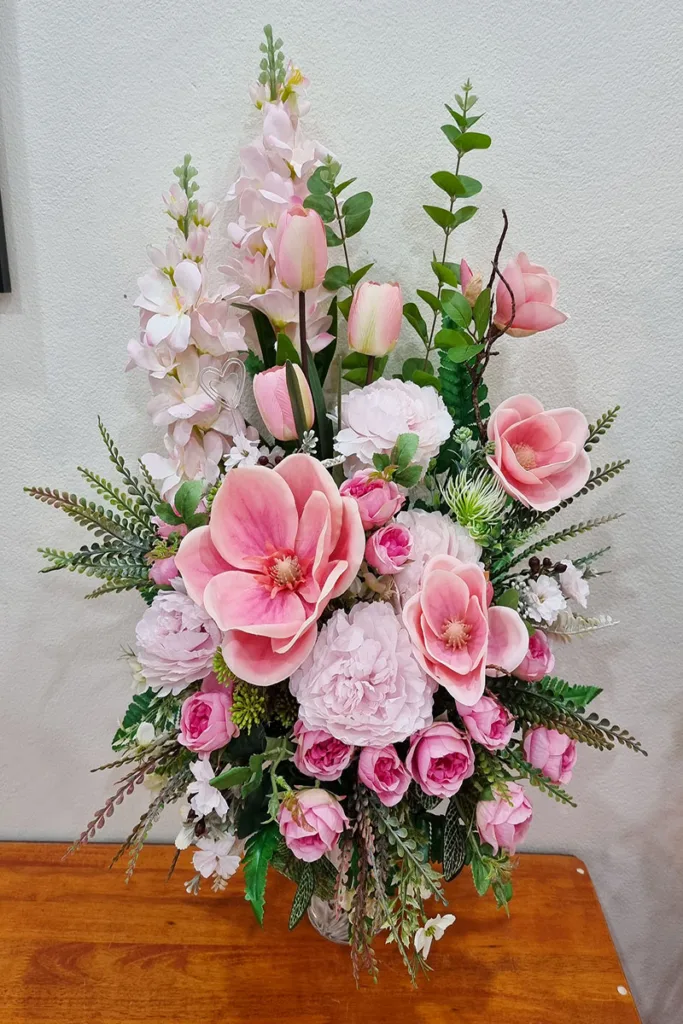 แจกันดอกไม้ประดิษฐ์สีชมพู