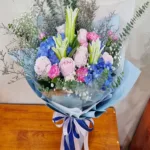 ช่อดอกไม้สดสีฟ้าชมพู