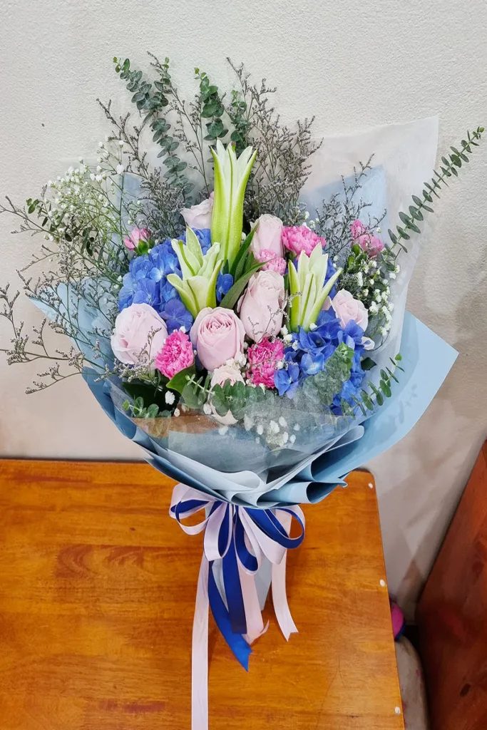 ช่อดอกไม้สดสีฟ้าชมพู