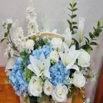 กระเช้าดอกไม้ประดิษฐ์สีฟ้าขาว