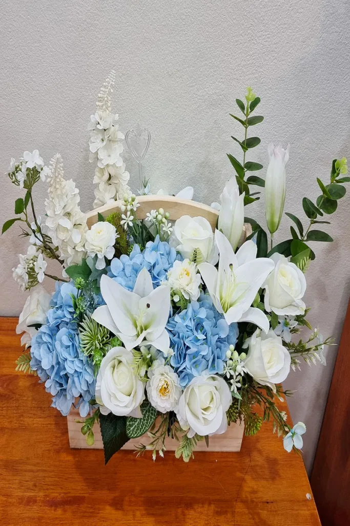 กระเช้าดอกไม้ประดิษฐ์สีฟ้าขาว
